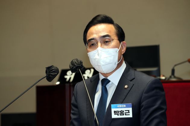 더불어민주당 새 원내대표에 선출된 박홍근 의원이 24일 오후 국회에서 당선 소감을 말하고 있다.