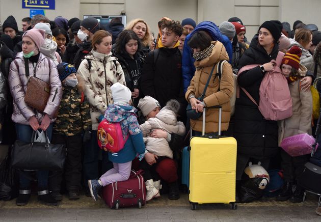 폴란드행 열차를 기다리는 우크라이나 시민들
