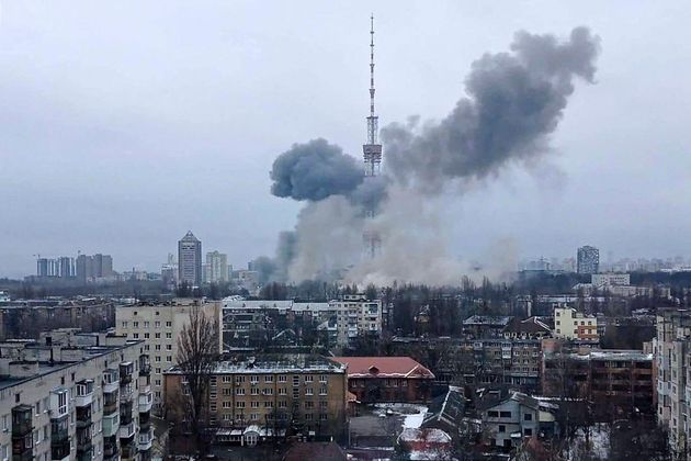 러시아군의 공격을 받아 연기에 쌓인 도시=2022년 3월 1일, 우크라이나 키이우