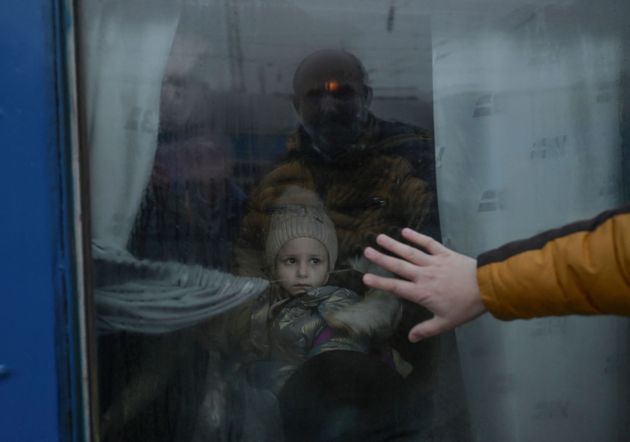 우크라이나 아버지는 딸을 피난 가는 열차에 태운 후 창문 넘어 인사를 건네고 있다.