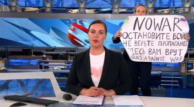 러시아 국영방송 뉴스 프로그램에서 '전쟁 반대' 메시지를 내보낸 러시아 방송국의 여성 직원=2022년 3월 15일