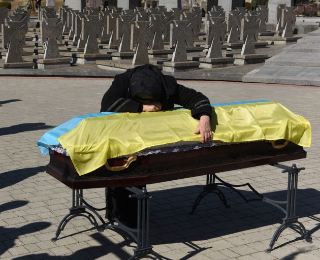 희생된 우크라이나 군인을 아들을 보고 눈물을 흘리는 어머니=2022년 3월 17일 우크라이나 리비우
