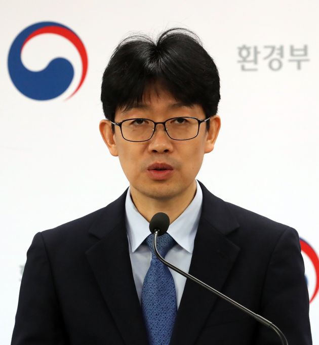 권병철 환경부 폐자원관리과장이 5일 정부세종청사 환경부 기자실에서 '환경미화원 작업 안전 지침' 브리핑을 하고 있다. 2019.3.5