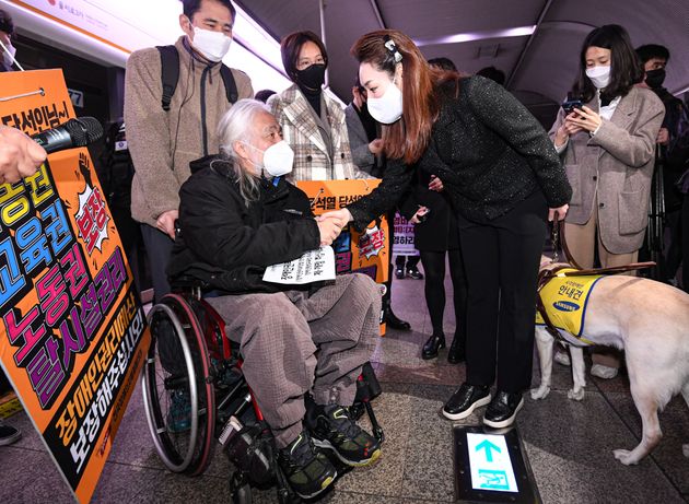 박경석 전국장애인차별철폐연대 대표(왼쪽)와 김예지 국민의힘 의원이 인사하고 있다.