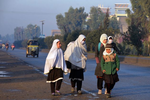 등교 중인 아프가니스탄의 학생들. 