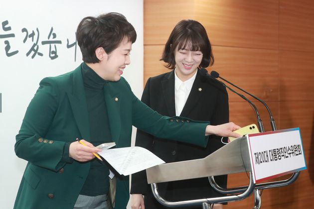 대변인 바통 터치하는 김은혜 의원과 배현진 의원.