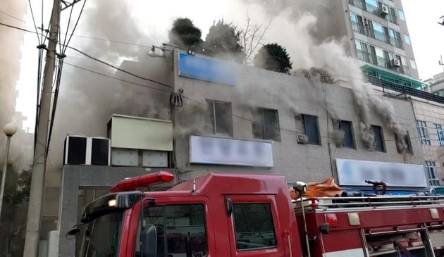 11일 오전 6시 33분쯤 서울 영등포구 영등포동 한 고시원 2층에서 화재가 발생해 연기가 피어오르고 있다.