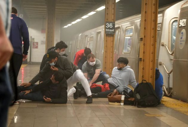 브루클린 36번가 지하철역에서 사건 후 부상당한 시민들