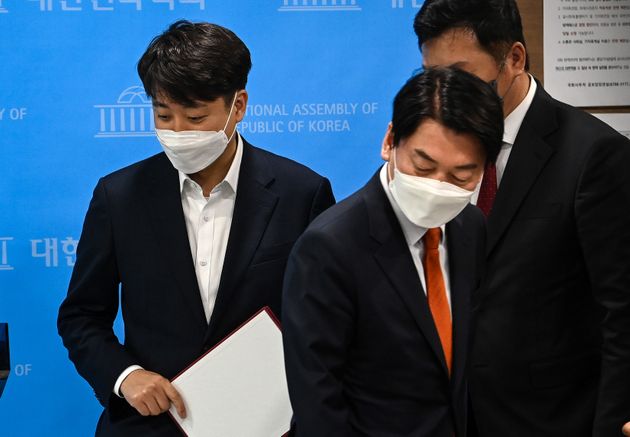 이준석 국민의힘 대표(왼쪽)와 안철수 국민의당 대표가 18일 서울 여의도 소통관에서 합당 기자회견을 마친 후 브리핑룸을 나서고 있다.