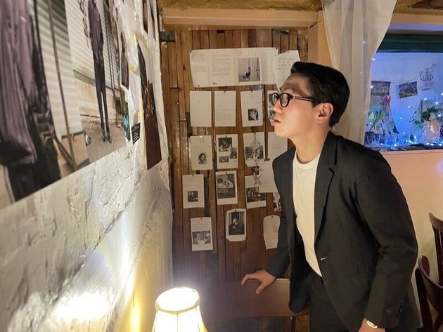 사진작가 김동현(30)씨가 지난 27일 서울 종로구 카페 ‘아마츄어작업실’에 걸린 자신의 작품을 바라보고 있다.