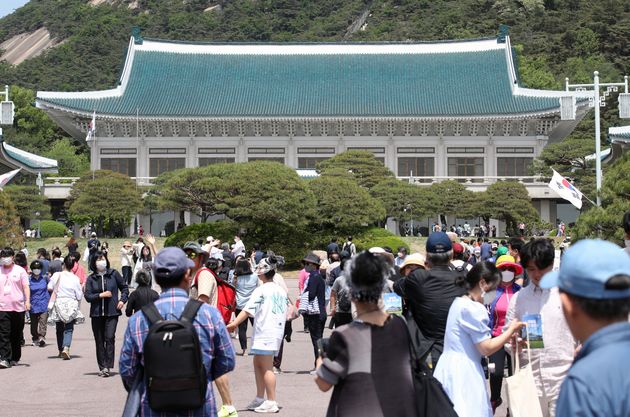 청와대 개방 행사 이틀째인 11일 서울 종로구 청와대에서 관람객들이 오가고 있다.