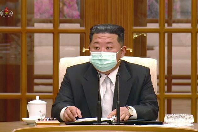 마스크를 쓴 김정은 북한 국무위원장. 2022.5.12