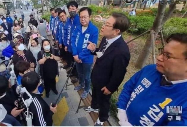 이준석 국민의힘 대표가 페이스북에 이재명 인천 계양구을 보궐선거 후보가 벤치 위에 구둣발로 올라가 유세한 것을 지적하며 올린 사진과 글.