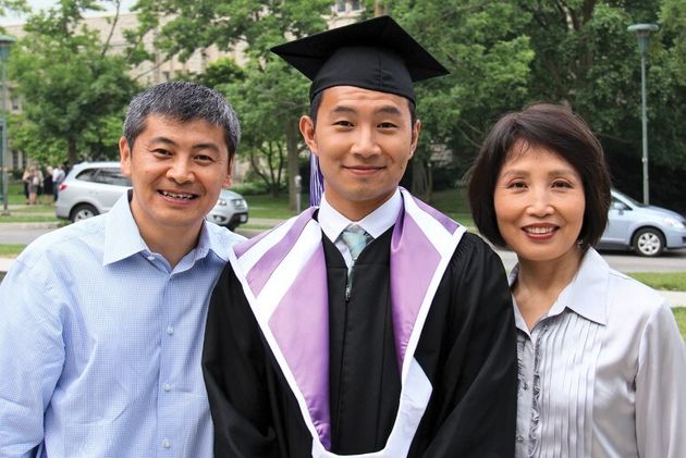 시무 리우와 부모님 (졸업식 사진)