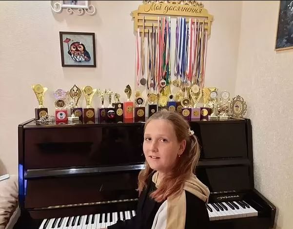 피아노를 좋아하는 10살 우크라이나 소녀