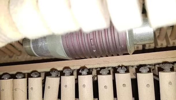 피아노 속에 설치된 수류탄