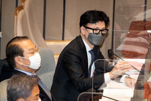 한동훈 법무부 장관이 19일 국회에서 열린 예산결산특별위원회 전체회의에서 의원질의에 답변하고 있다.