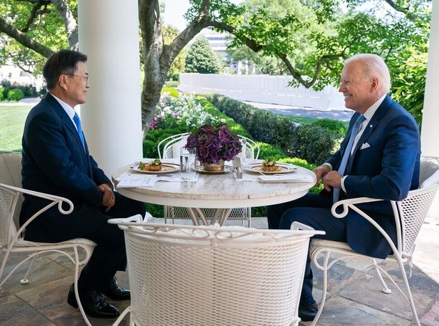 2021년 5월21일(현지시각), 문재인 대통령이 미국 워싱턴 백악관에서 조 바이든 미국 대통령과 크랩케이크로 점심 식사를 겸해 단독회담을 하고 있다.