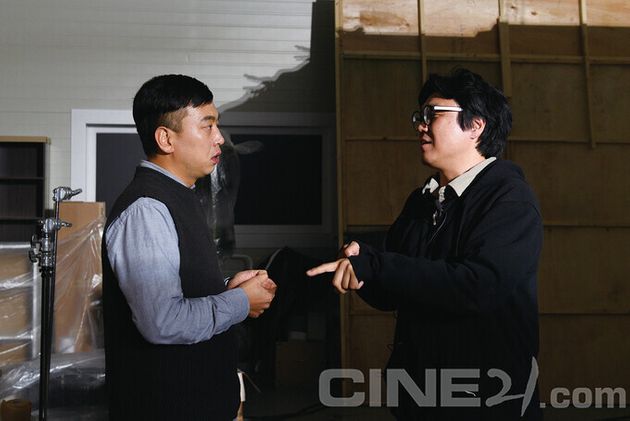 김완 기자(왼쪽)와 최진성 감독이 촬영 전 주고받을 질문을 맞춰보고 있다.