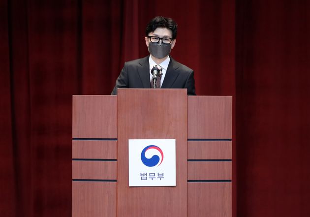 한동훈 법무부 장관이 17일 오후 취임식이 열리는 경기도 과천 법무부 청사에서 취임사를 하고 있다