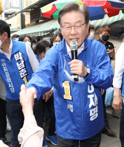 이재명 더불어민주당 총괄선거대책위원장이 6·1 지방선거 공식 선거운동 첫날인 19일 인천 서구에서 선거 유세를 펼치고 있다. (2022.05.19)