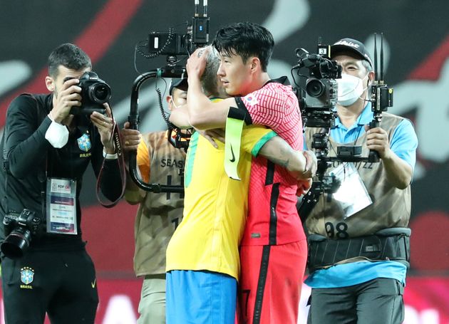 2일 오후 서울월드컵경기장에서 열린 2002 한일월드컵 20주년 기념 평가전 대한민국-브라질의 경기에서 손흥민과 네이마르가 경기가 끝난 뒤 포옹하고 있다.