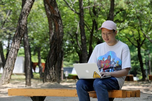 2022년 5월17일 경남 김해에서 신동헌씨가 숲속 벤치에 앉아 노트북으로 일하고 있다.