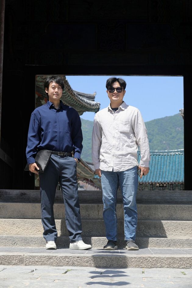 경남 양산 통도사 들머리에서 김훈(왼쪽)씨와 친구 김영일씨가 함께 사진을 찍었다.