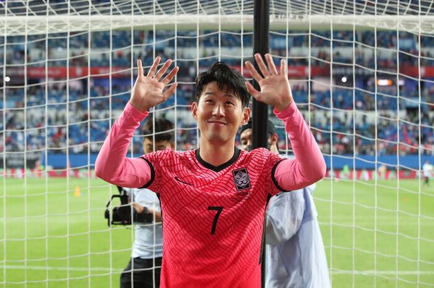손흥민이 6일 대전 월드컵경기장에서 열린 칠레 축구대표팀과 평가전을 마친 뒤 관중에게 손을 흔들며 인사하고 있다.