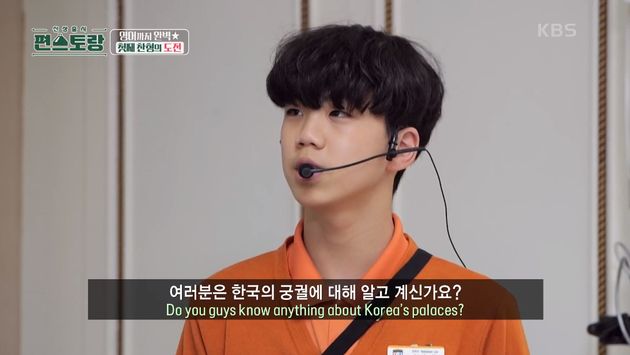 아빠와 찬호 앞에서 영어로 문화 해설 연습하는 찬형.