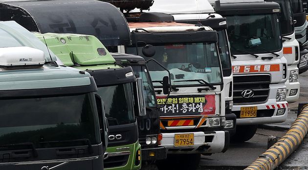 공공운수노조 화물연대 총파업이 나흘째를 맞은 10일 오후 서울 양천구 서부트럭터미널에 화물차량들이 주차되어 있다. 2022.6.10