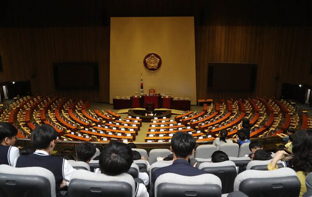 2018년 국회 참관을 위해 서울 여의도 국회의사당을 방문한 학생들이 텅 빈 본회의장을 내려다보고 있다.