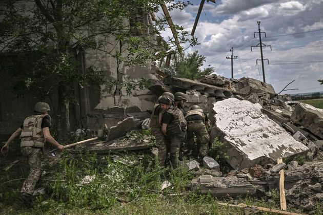 기사와 상관 없는 자료사진 (우크라이나 군인들이 우크라이나 동부 돈바스 지역에서 파괴된 창고를 조사하고 있다)