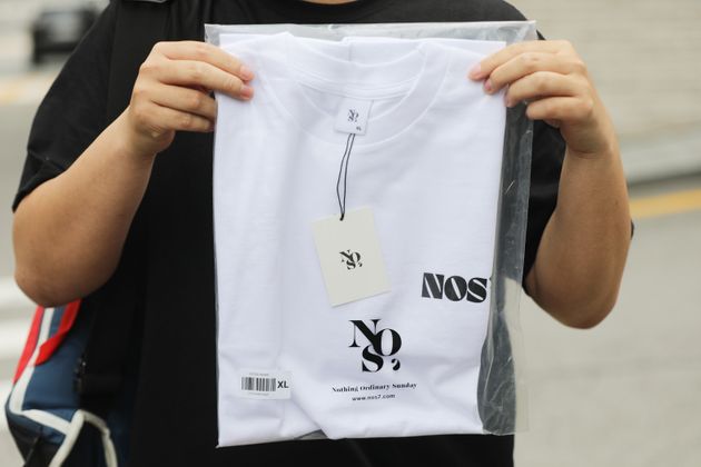 17일 서울 강남구 케이스스터디 분더샵 청담에 축구 국가대표 손흥민의 패션 브랜드 'NOS7(엔오에스세븐)' 팝업스토어가 오픈, 한 고객이 구매한 제품을 들어보이고 있다. 2022.6.17