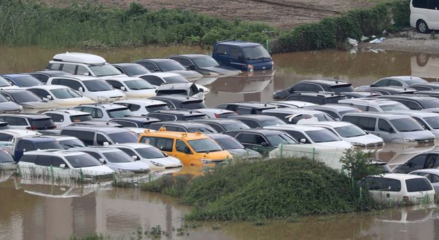 30일 오후 경기 수원시 권선구의 한 중고차 매매단지에 기습적으로 내린 폭우로 인해 미처 나오지 못한 중고차량들이 물에 잠겨있다.