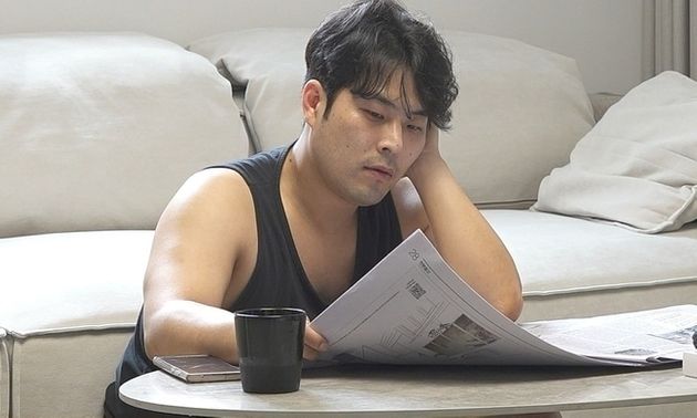 아침에 일어나자마자 신문을 읽는 김해준.