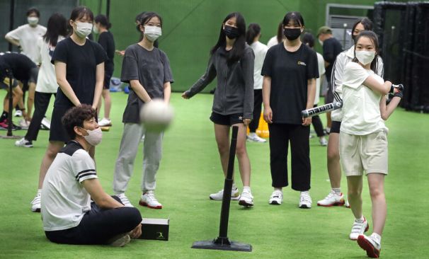 지난 18일 서울시교육청이 운영하는 여학생 야구클럽 '공치소서' 학생들이 서울 덕수고등학교 실내야구장에서 연습하고 있다.