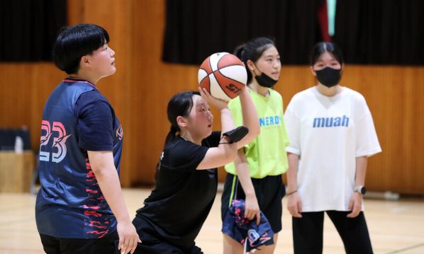 서울 고척동 경인고등학교 학생들이 23일 오후 점심시간을 활용해 농구연습을 하고 있다.