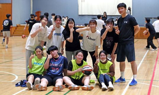 학교스포츠클럽 농구부에서 활동하고 있는 경인고 여학생들과 이윤희 교사.