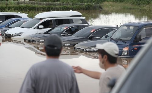 경기 수원시 권선구의 한 중고차 매매단지에 지난 6월 30일 기습적으로 내린 폭우로 인해 미처 나오지 못한 중고차량들이 물에 잠겨있다. (2022.06.30)