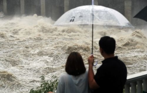 중부 대부분 지역에 호우 특보가 발효된 30일 경기도 하남시 팔당댐이 수문을 열고 물을 방류하고 있다. (2022.06.30)