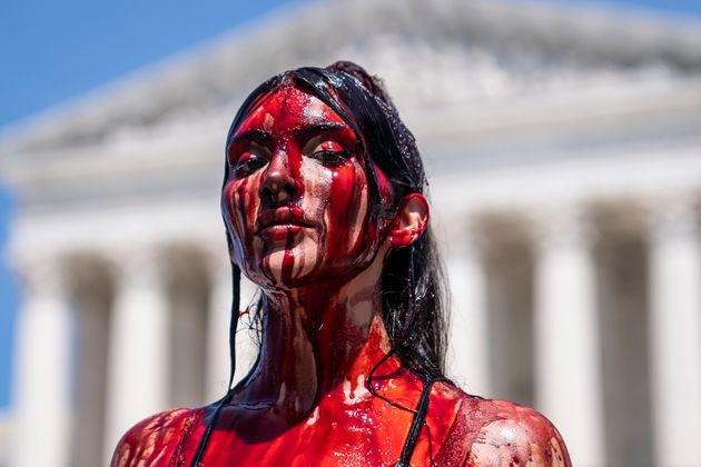 美 법원 앞에서 가짜 피로 시위하는 여성 (자료사진)