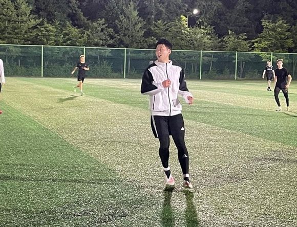 조기축구하는 손흥민.