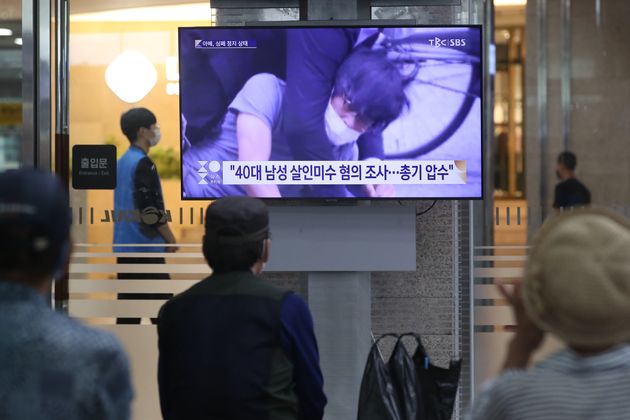 8일 오후 대구 북구 태평로 대구역 맞이방에서 시민들이 아베 신조(安倍晋三) 전 일본 총리 피격 관련 뉴스 속보를 시청하고 있다.