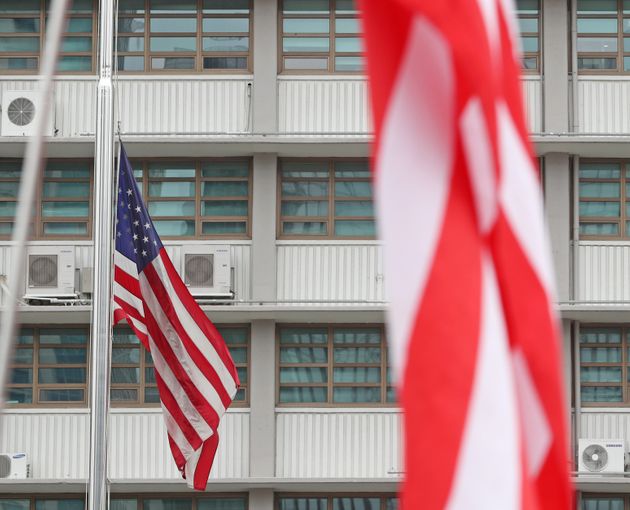 아베 신조 전 일본 총리가 선거 유세중 총에 맞고 숨진 다음날인 9일 서울 종로구 주한미국대사관에 조기가 게양돼 있다. 바이든 대통령은 이날 오후 백악관을 비롯한 모든 공공건물과 해외의 모든 미 대사관 및 군사 시설 등에 오는 10일까지 조기를 게양하도록 지시했다.