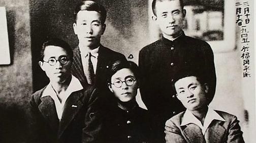 윤동주 시인과 학우들. 뒷 줄 맨 오른쪽이 윤동주. 앞 줄 가운데가 송몽규
