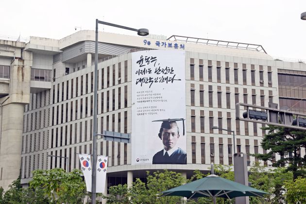 11일 세종정부청사 국가보훈처 외벽에 직계후손이 없어 호적이 없던 민족 저항시인 윤동주 지사, 홍범도 장군, 장인환 의사, 송몽규 지사 등 무호적 독립유공자 156명과 관련해 가족관계등록부 창설을 추진하는 메시지의 현수막이 걸려있다.