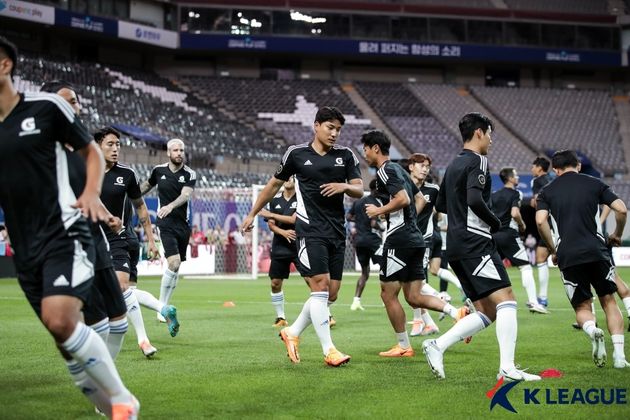 12일 오후 서울 마포구 월드컵경기장에서 쿠팡플레이 시리즈 토트넘과의 경기를 하루 앞두고 팀K리그 선수들이 공개 훈련을 하고 있다.
