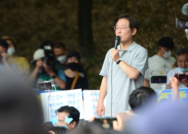 더불어민주당 이재명 상임고문이 10일 광주를 찾아 5.18 기념공원에서 시민들과 함께 '이재명과 위로걸음 광주시편' 행사를 진행하고 있다.