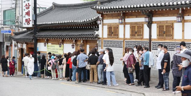 초복을 앞두고 삼계탕집에 길게 늘어선 줄. 2022.7.14